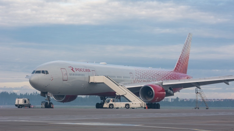 Boeing 777 с проблеми с двигателя кацна аварийно в Москва